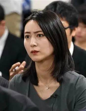 紧急事态期间，著名主播小川彩佳丈夫与情妇多次幽会，却要她致歉