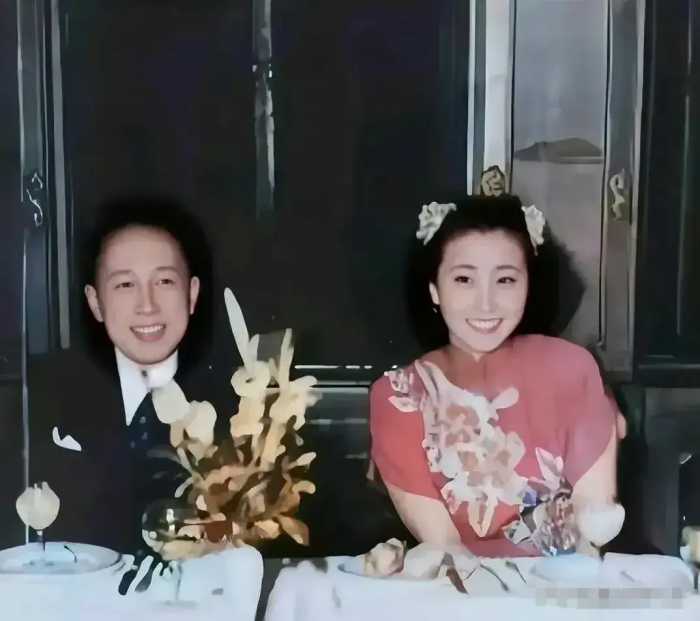 钱学森和蒋英结婚时的照片，蒋英梳着哪吒头，调皮可爱。