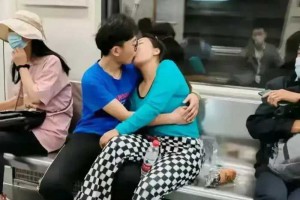 毁三观，上海地铁一大妈与年轻小伙当众不堪一幕，网友：不忍直视