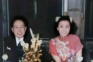 钱学森和蒋英结婚时的照片，蒋英梳着哪吒头，调...
